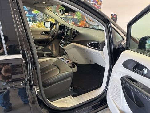 Used 2024 Chrysler Pacifica Touring-L image 50