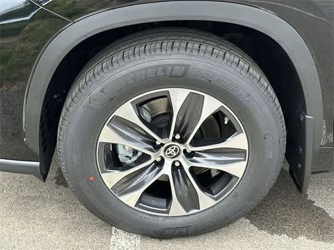New 2024 Toyota Highlander XLE image 5