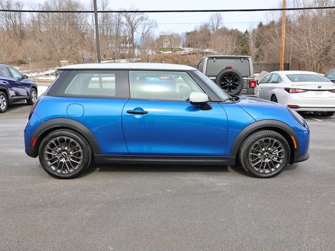 Used 2025 MINI Cooper 2-Door Hardtop image 8