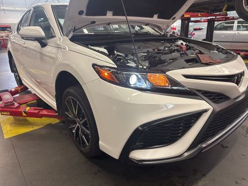 Used 2023 Toyota Camry SE w/ Convenience Package FWD image 3