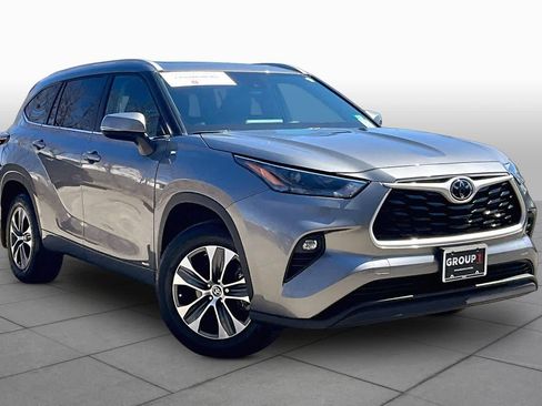 Certified 2025 Toyota Highlander XLE image 3