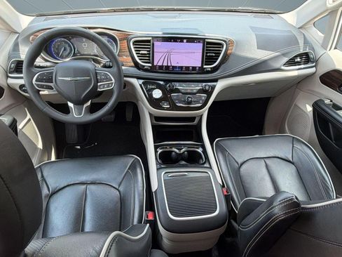 Used 2023 Chrysler Pacifica Limited FWD image 15