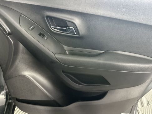 Used 2020 Chevrolet Trax LT w/ LT Convenience Package FWD image 22