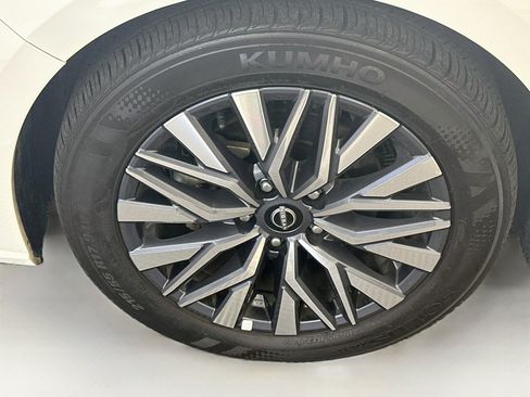 Used 2025 Nissan Altima 2.5 SV FWD image 34