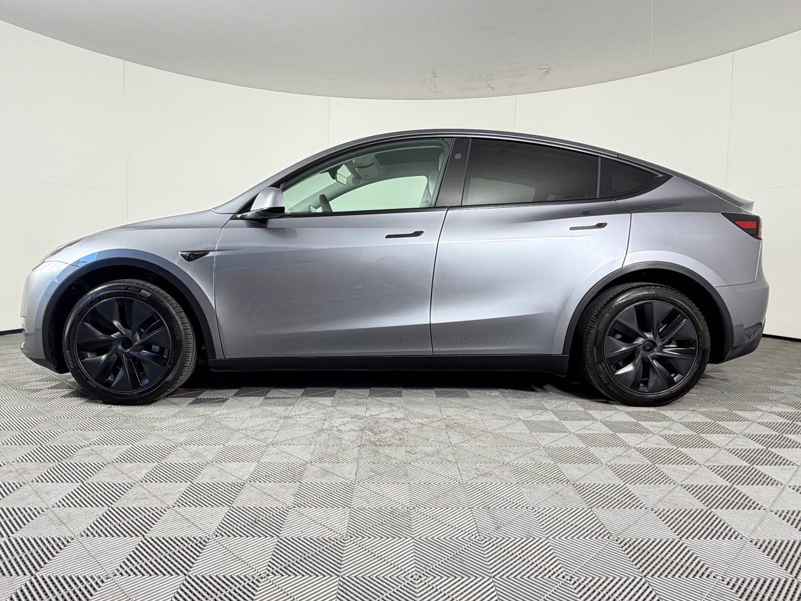 Used 2024 Tesla Model Y Long Range AWD/4WD image 6