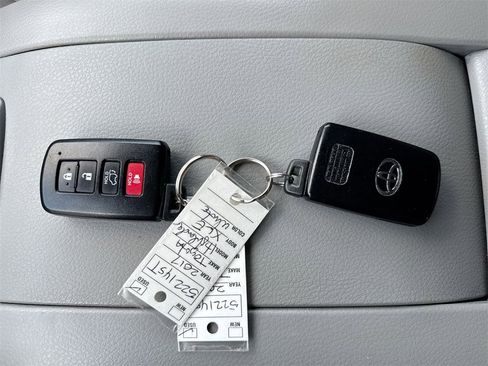 Used 2017 Toyota Highlander XLE image 37