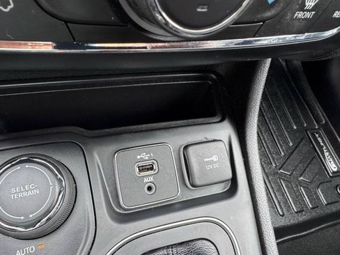 Used 2021 Jeep Cherokee Latitude Lux w/ Sun & Sound Group AWD/4WD image 19