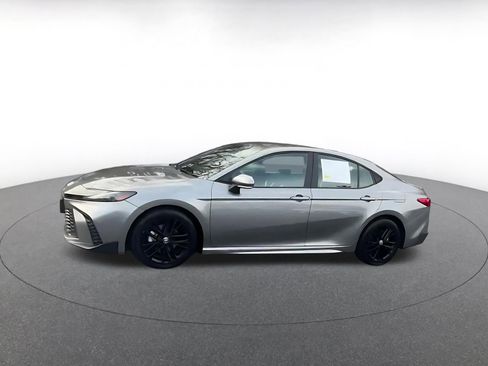 Used 2025 Toyota Camry SE image 7
