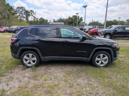 Used 2019 Jeep Compass Latitude FWD image 3