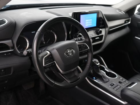 Used 2023 Toyota Highlander XLE AWD/4WD image 21