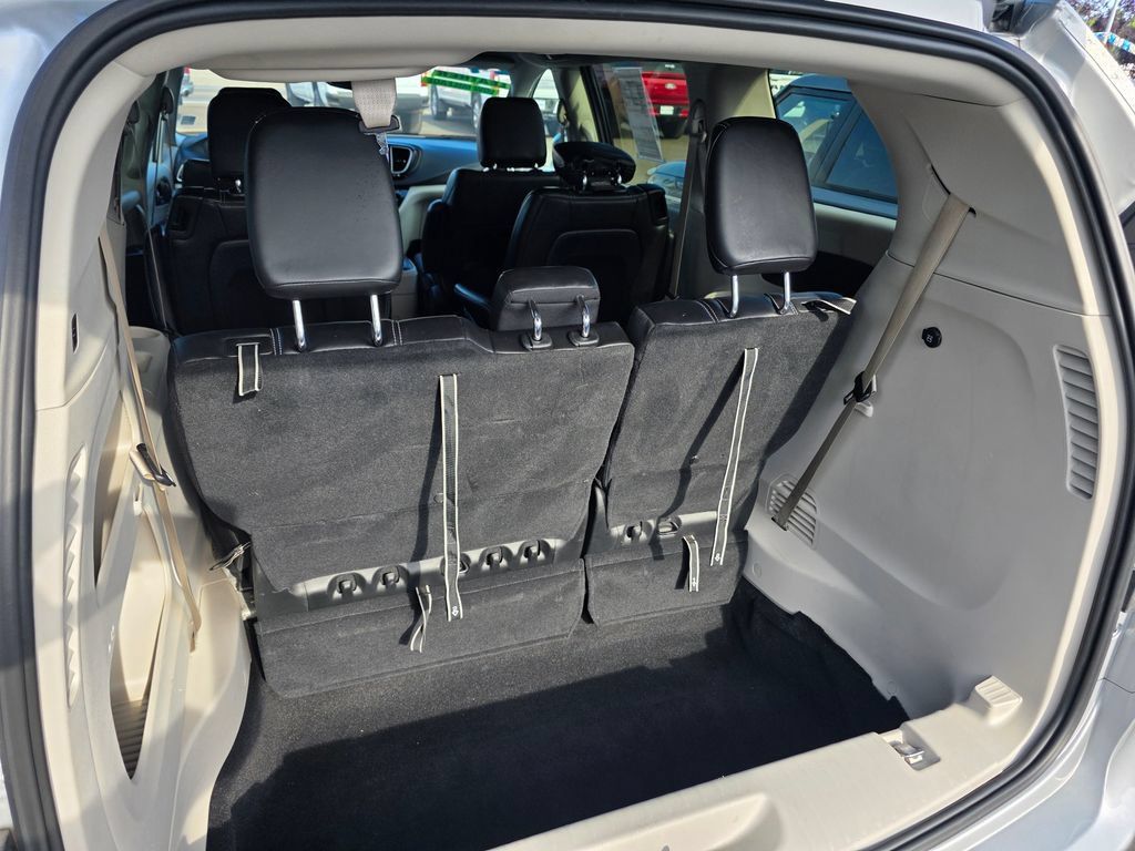 Used 2024 Chrysler Pacifica Touring-L FWD image 20