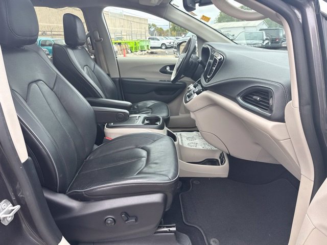 Used 2020 Chrysler Pacifica Limited FWD image 29