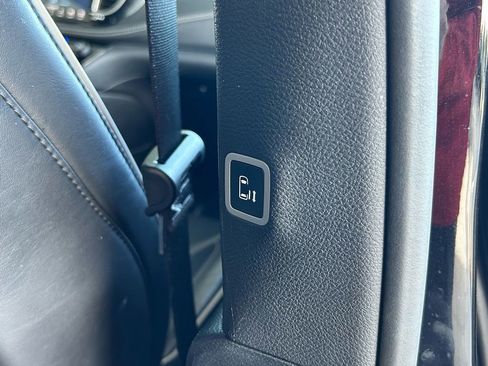 Used 2025 Chrysler Pacifica Limited image 38