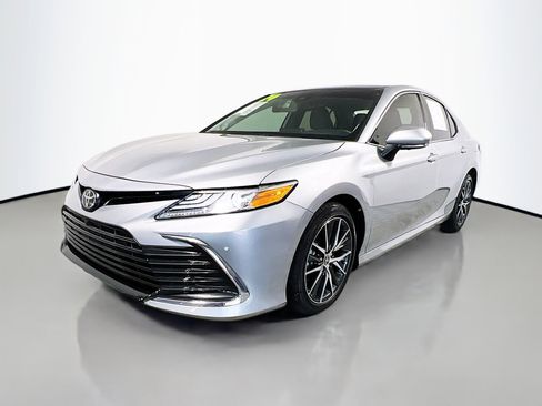 Used 2024 Toyota Camry XLE w/ Navigation Package image 10