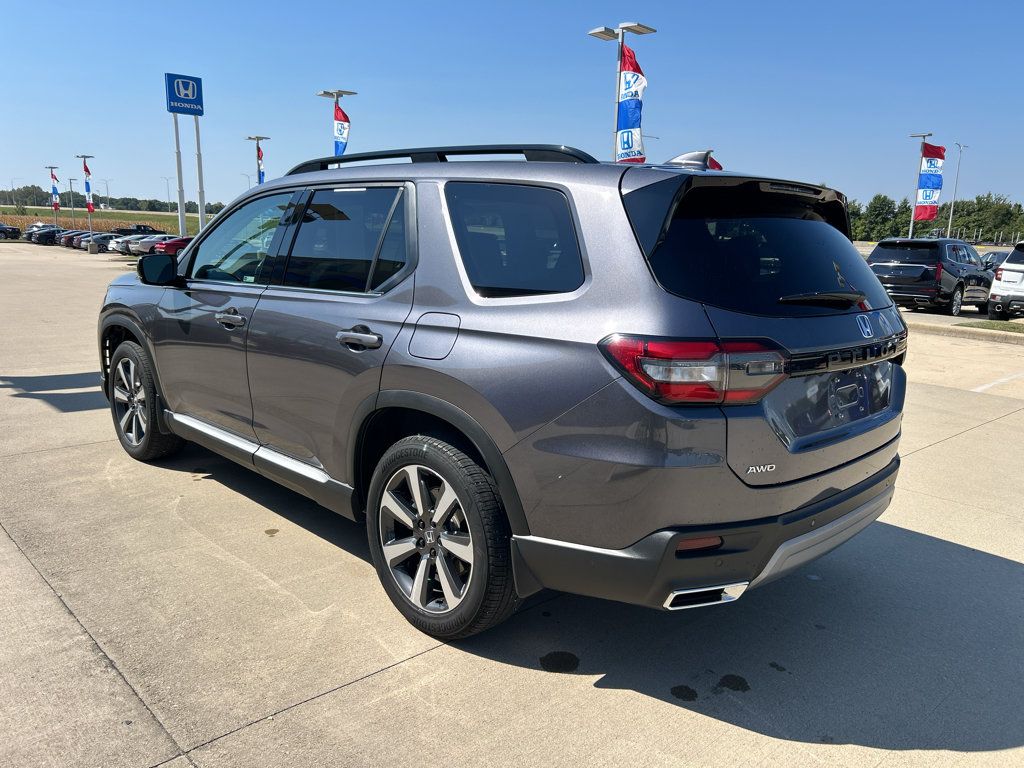 Used 2025 Honda Pilot Touring image 7