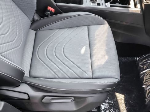 Used 2025 Volkswagen Tiguan SE image 37