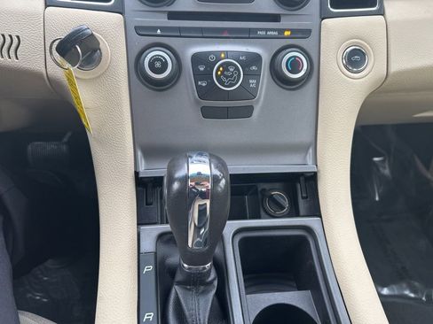Used 2019 Ford Taurus SE image 27