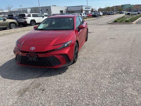 Used 2025 Toyota Camry SE FWD image 9