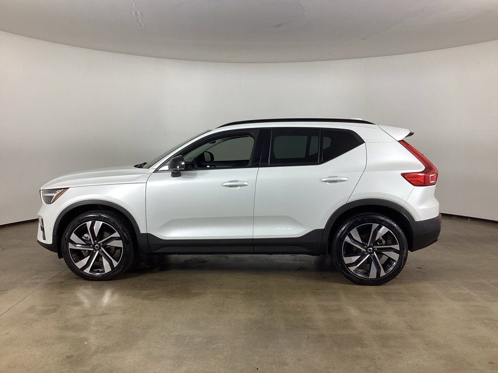 Used 2024 Volvo XC40 B5 Plus w/ Protection Package Premier AWD/4WD image 8