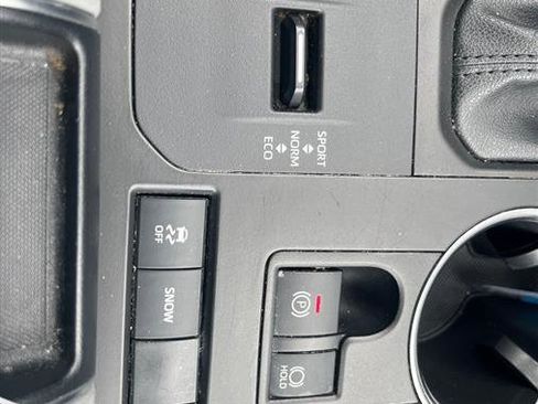Used 2021 Toyota Highlander XLE FWD image 19