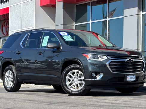 Used 2021 Chevrolet Traverse LT image 2