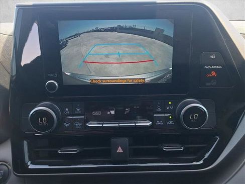 Used 2023 Toyota Highlander LE FWD image 12