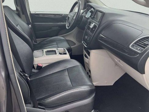 Used 2016 Chrysler Town & Country Touring-L FWD image 5
