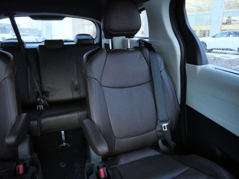 Certified 2023 Toyota Sienna Platinum image 15