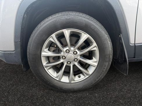 Used 2019 Jeep Cherokee Latitude Plus w/ Cold Weather Group image 14