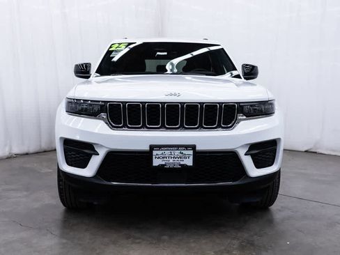 Used 2025 Jeep Grand Cherokee Laredo X AWD/4WD image 2