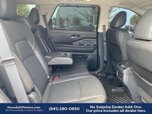 Used 2024 Nissan Pathfinder SL FWD image 20