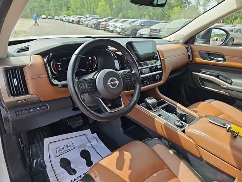 Used 2023 Nissan Pathfinder Platinum w/ Cargo Package AWD/4WD image 21