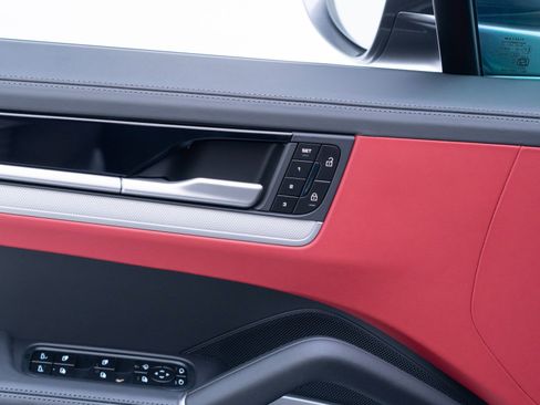 Used 2025 Porsche Cayenne GTS image 25