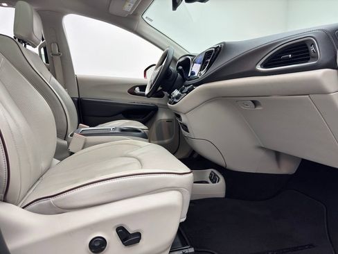Used 2017 Chrysler Pacifica Limited FWD image 39