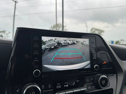 Used 2021 Toyota Highlander XLE AWD/4WD image 28