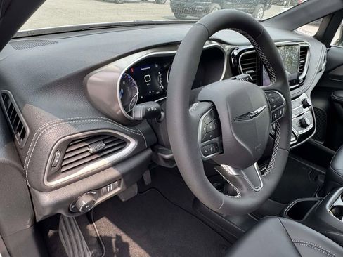 New 2026 Chrysler Pacifica Select image 3