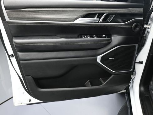 Used 2023 Jeep Wagoneer Series III w/ Preferred Equipment Group image 12