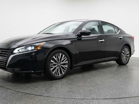 Used 2025 Nissan Altima 2.5 SV image 3
