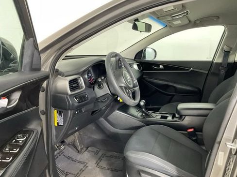 Used 2017 Kia Sorento AWD image 9