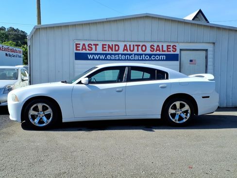 Used 2013 Dodge Charger SXT w/ Sport Appearance Group RWD image 2