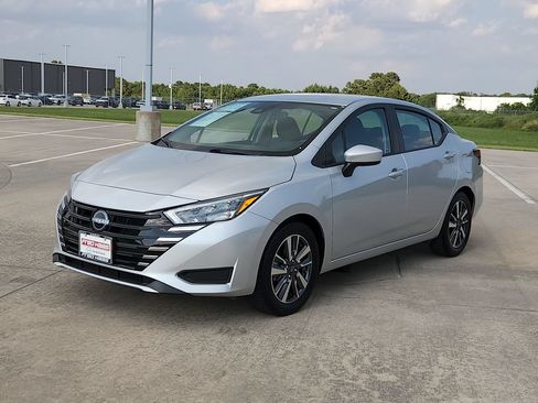 Used 2025 Nissan Versa SV FWD image 9