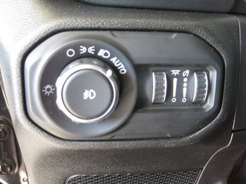Used 2019 Jeep Wrangler Unlimited Sahara w/ Quick Order Package 24M Moab AWD/4WD image 13