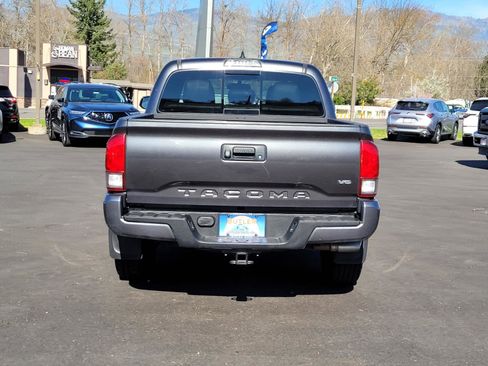 Used 2017 Toyota Tacoma TRD Sport image 6