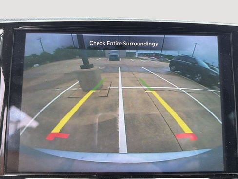 Used 2024 Chrysler Pacifica Touring-L FWD image 5