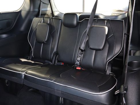 Used 2025 Chrysler Pacifica Limited image 10