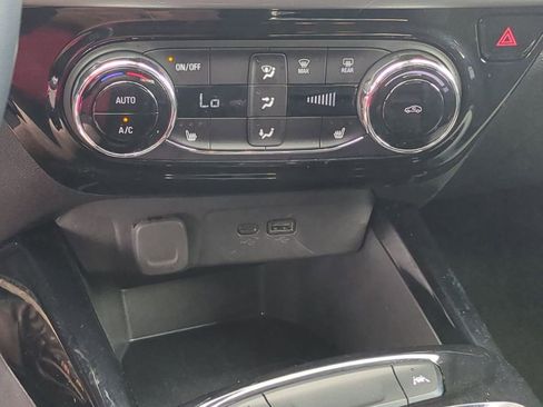 Used 2025 Chevrolet Trax LT w/ LT Convenience Package FWD image 18