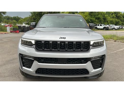 New 2026 Jeep Grand Cherokee Summit w/ Obsidian Package AWD/4WD image 9