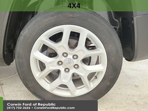 Used 2018 Jeep Renegade Latitude w/ Cold Weather Group image 10