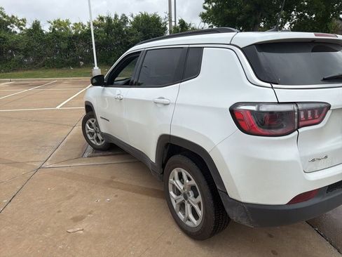 Used 2025 Jeep Compass Latitude AWD/4WD image 4