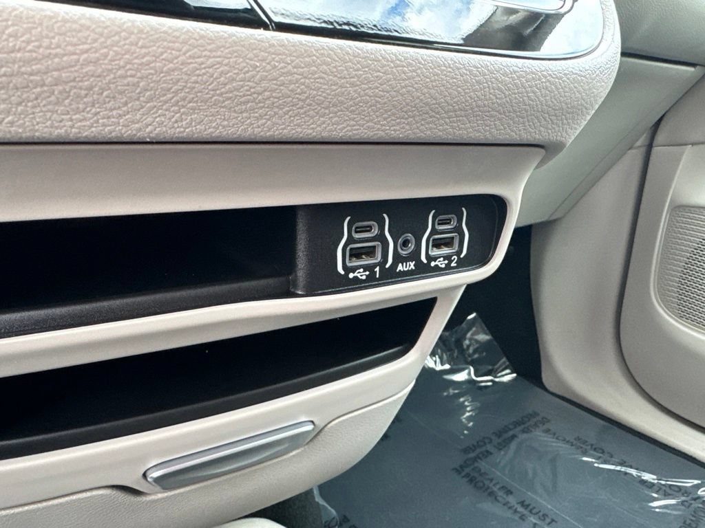 Used 2023 Chrysler Pacifica Touring-L FWD image 29